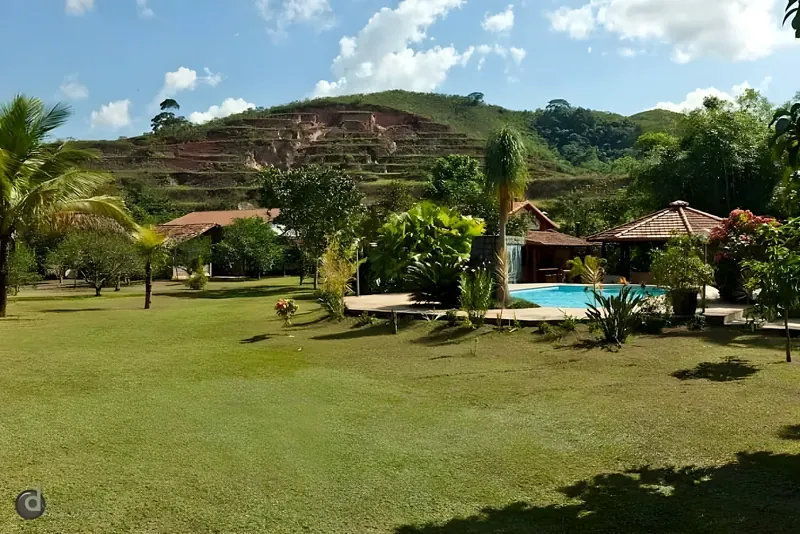 Área de convivência e piscina da unidade Levy Gasparian do Grupo Triunfo, clínica de saúde mental e dependência química