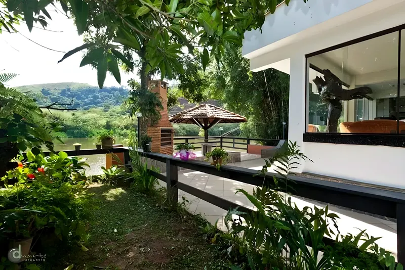 Área externa com vista para o lago da unidade Levy Gasparian do Grupo Triunfo, clínica de saúde mental e dependência química