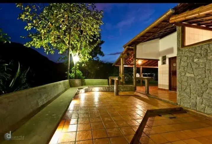 Área externa iluminada da unidade Levy Gasparian do Grupo Triunfo, clínica de saúde mental e dependência química
