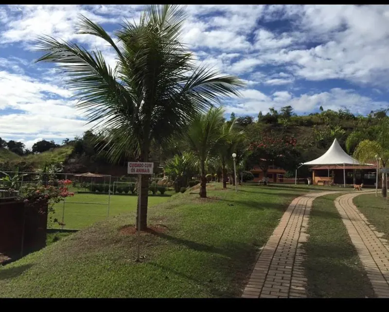 Caminho entre os jardins da unidade Piraí do Grupo Triunfo, clínica de saúde mental e dependência química