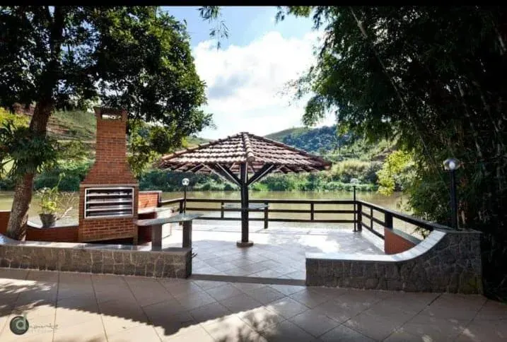 Churrasqueira com vista para o lago da unidade Levy Gasparian do Grupo Triunfo, clínica de saúde mental e dependência química
