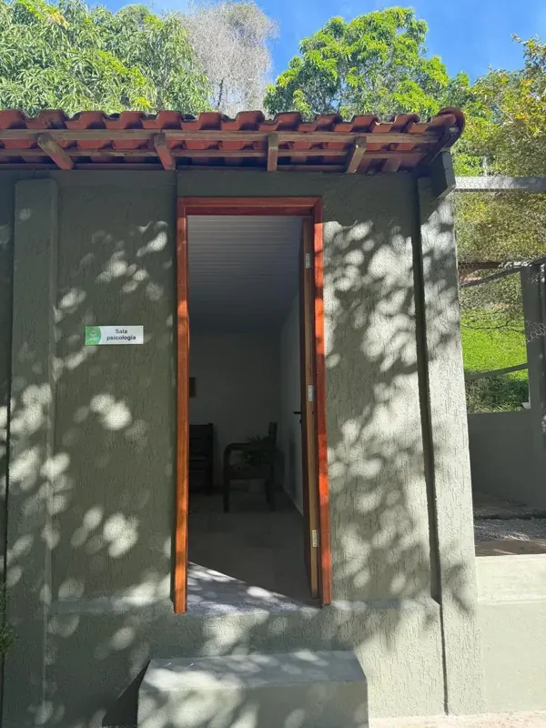 Entrada da unidade Piraí do Grupo Triunfo, clínica de saúde mental e dependência química