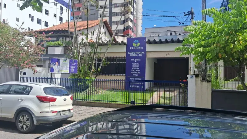 Fachada da unidade Hospital-Dia e Residência do Grupo Triunfo, clínica de saúde mental e dependência química