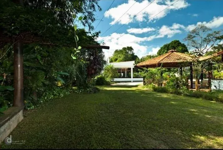 Jardim e quiosque da unidade Levy Gasparian do Grupo Triunfo, clínica de saúde mental e dependência química