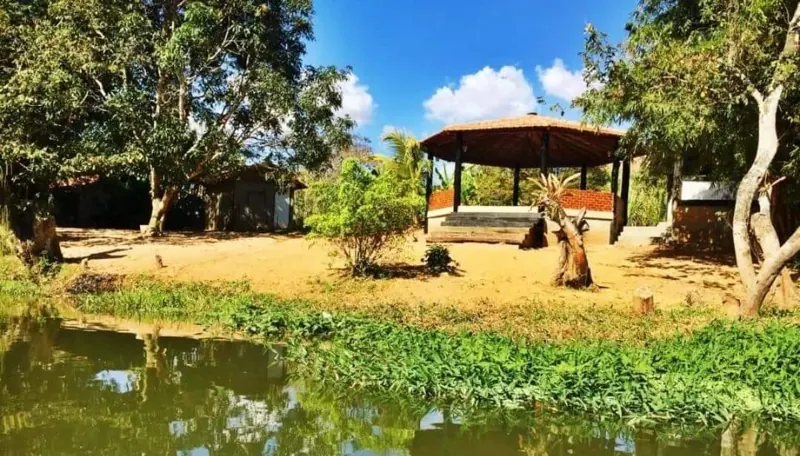 Lago e quiosque da unidade Levy Gasparian do Grupo Triunfo, clínica de saúde mental e dependência química