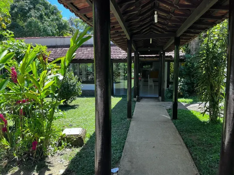 Passarela coberta da unidade Levy Gasparian do Grupo Triunfo, clínica de saúde mental e dependência química