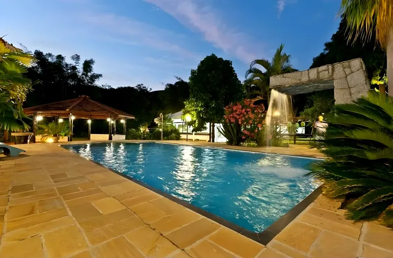 Piscina iluminada da unidade Levy Gasparian do Grupo Triunfo, clínica de saúde mental e dependência química
