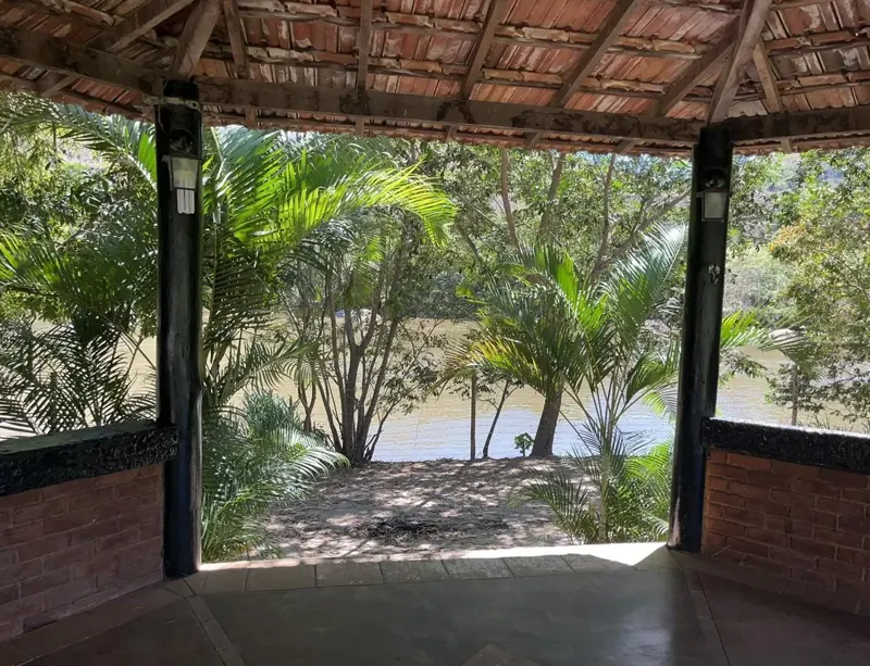 Quiosque à beira do lago da unidade Levy Gasparian do Grupo Triunfo, clínica de saúde mental e dependência química