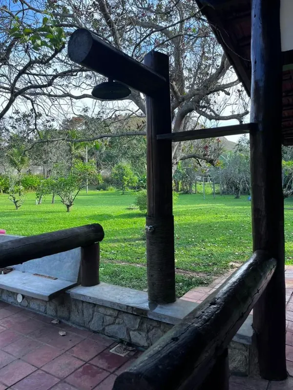 Varanda com vista para o jardim da unidade Levy Gasparian do Grupo Triunfo, clínica de saúde mental e dependência química